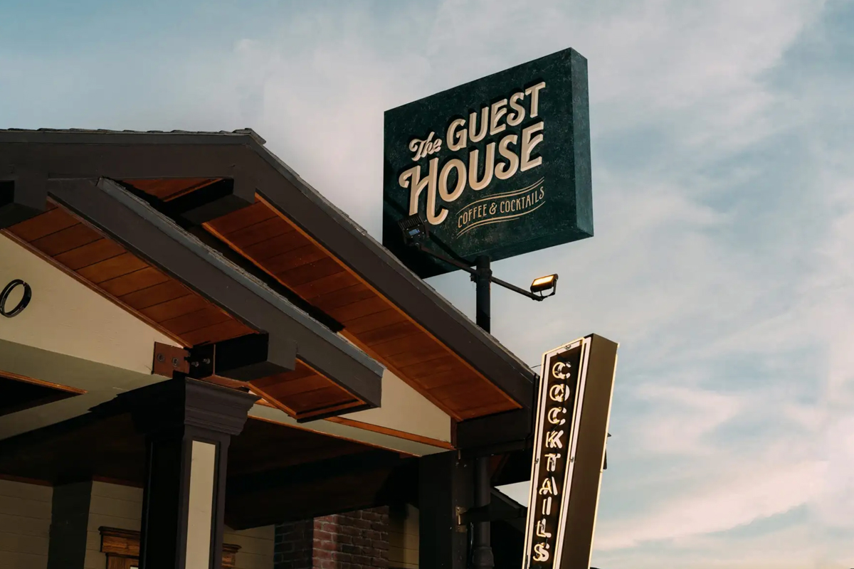 guesthouse_sign_twilight_2x3